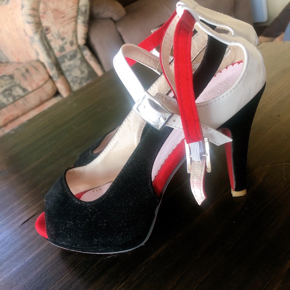 Glossy Faux Leather And Suede High Heels Shoes🖤❤️